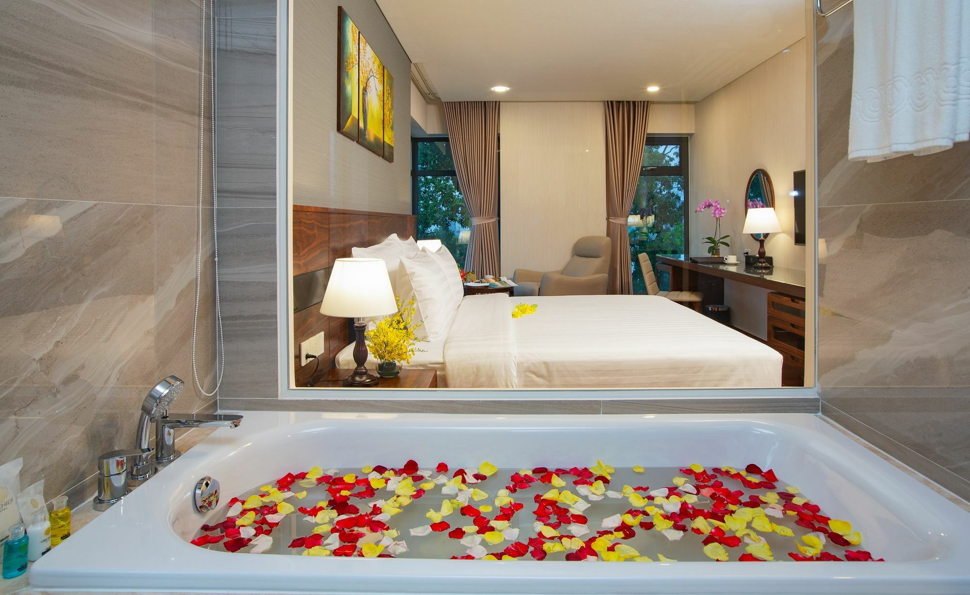 Orchids Saigon Hotel Хошимин Екстериор снимка
